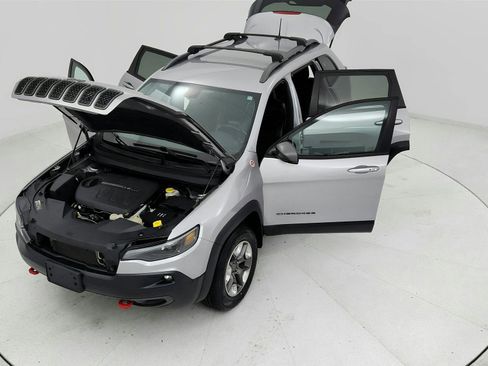 Used 2019 Jeep Cherokee Trailhawk AWD/4WD image 21