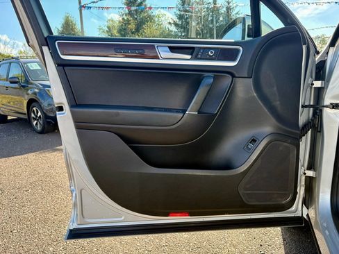 Used 2015 Volkswagen Touareg VR6 image 12