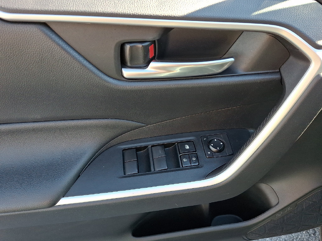 Used 2021 Toyota RAV4 XLE w/ Convenience Package AWD/4WD image 14