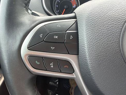 Used 2019 Jeep Cherokee Limited w/ Luxury Group AWD/4WD image 31