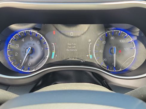 Used 2024 Chrysler Pacifica Touring-L FWD image 26