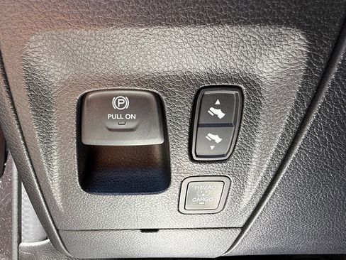Used 2023 RAM 1500 Laramie AWD/4WD image 17