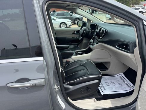 Used 2023 Chrysler Pacifica Limited FWD image 12