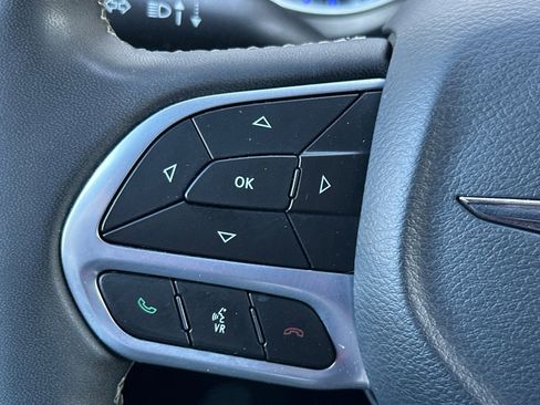 Used 2023 Chrysler Pacifica Touring-L FWD image 26