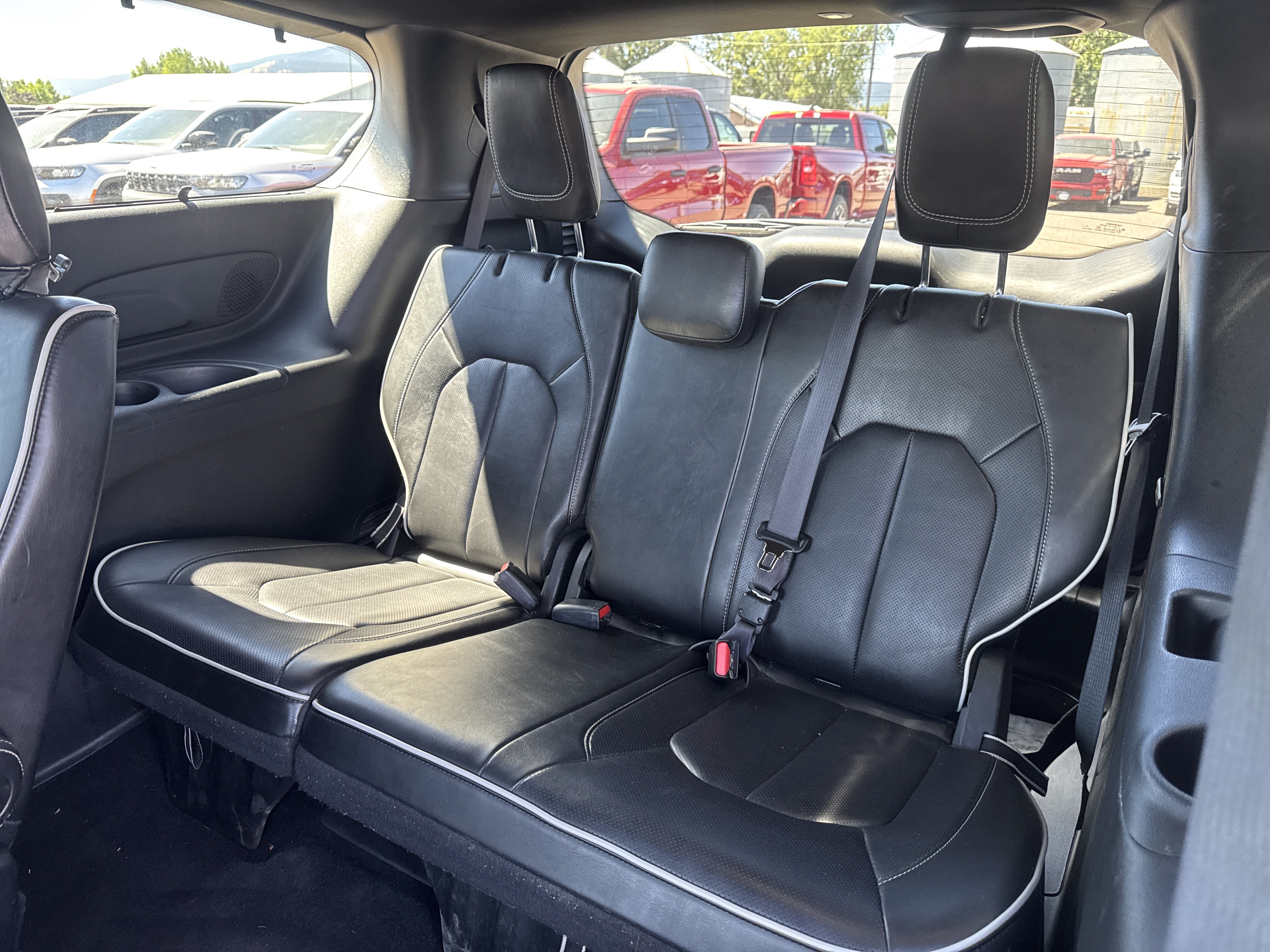Used 2025 Chrysler Pacifica Limited FWD image 24