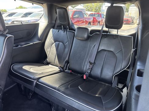 Used 2025 Chrysler Pacifica Limited FWD image 24