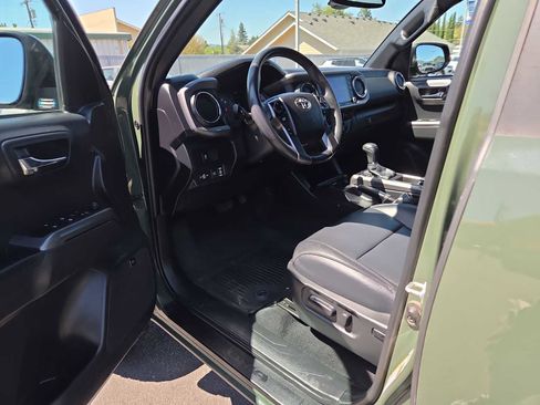Used 2022 Toyota Tacoma TRD Off-Road w/ TRD Premium Off Road Package AWD/4WD image 10