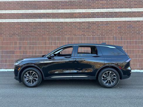 Used 2024 Lincoln Nautilus Premier image 2