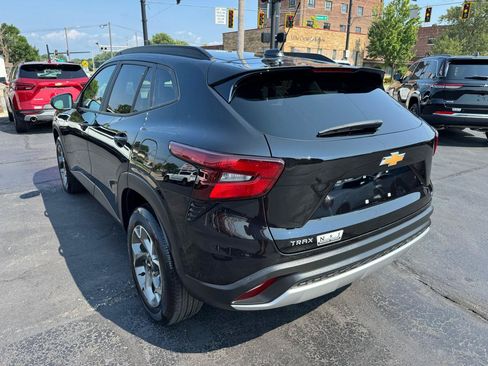 Used 2025 Chevrolet Trax LT w/ LT Convenience Package FWD image 7