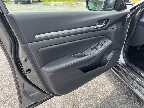 Used 2022 Nissan Altima 2.5 SV FWD image 12