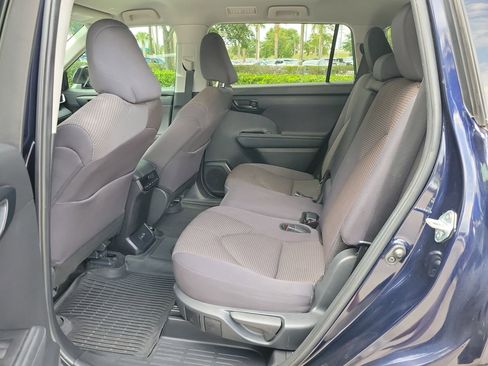 Used 2024 Toyota Highlander LE FWD image 11