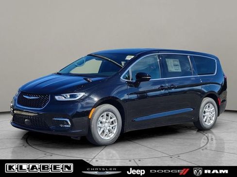 New 2026 Chrysler Pacifica Select image 1