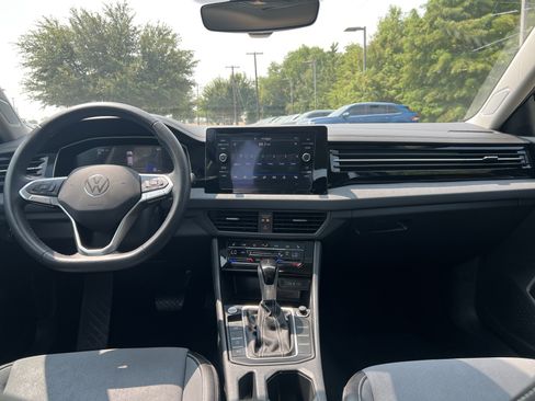 Certified 2025 Volkswagen Jetta SE w/ Sunroof Package FWD image 25