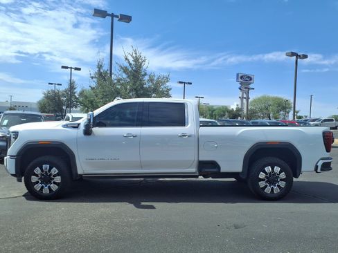 Used 2024 GMC Sierra 3500 Denali w/ Technology Package AWD/4WD image 3