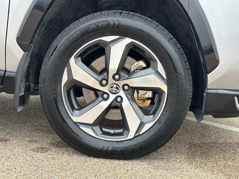 Used 2022 Toyota RAV4 SE image 9