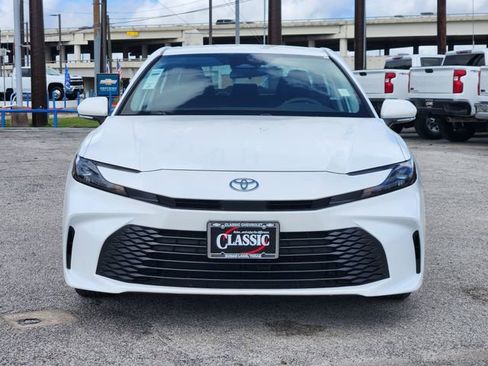 Used 2025 Toyota Camry LE image 2