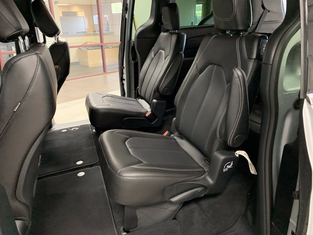 Used 2026 Chrysler Pacifica Select FWD image 13