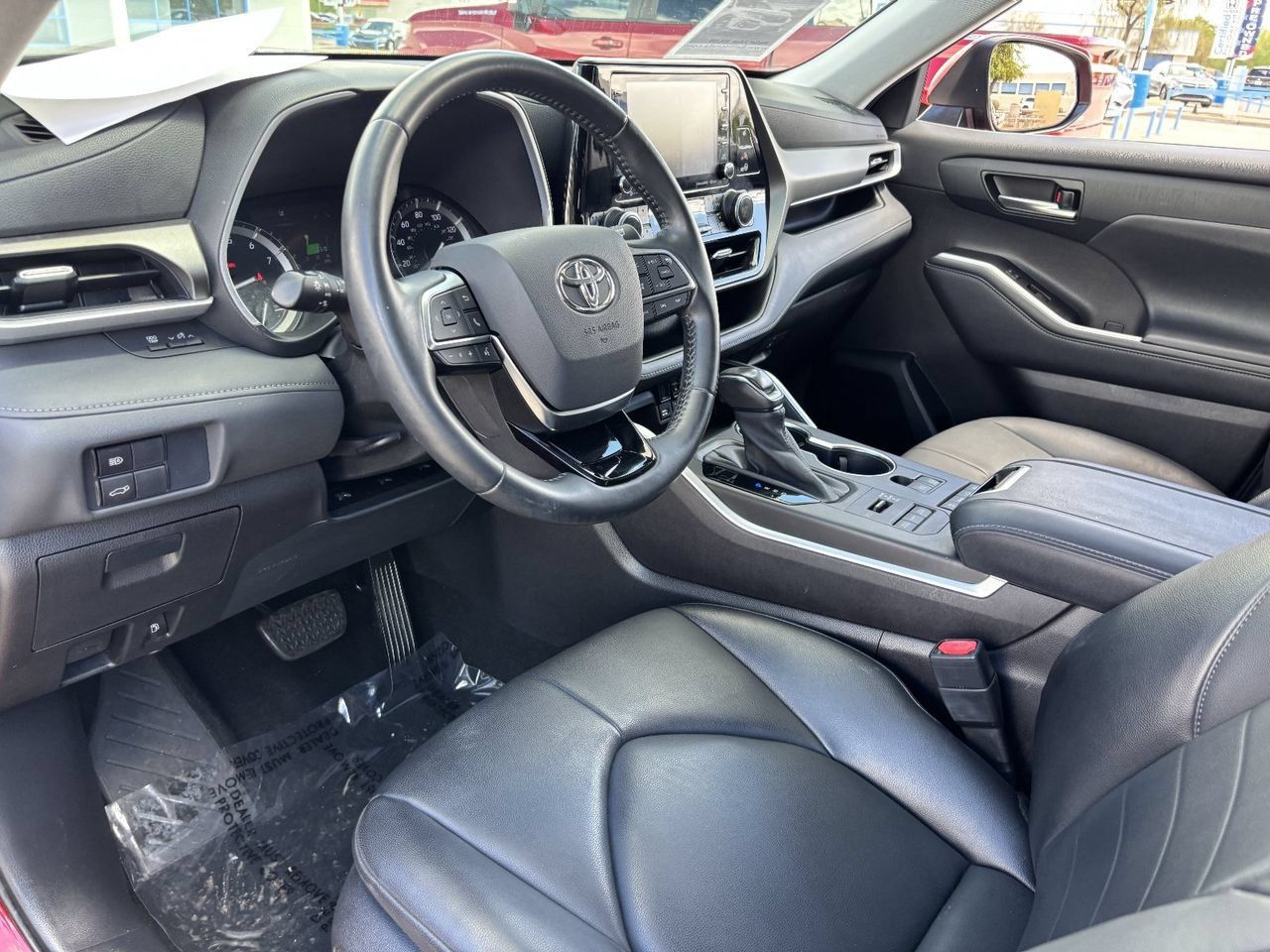 Used 2021 Toyota Highlander XLE AWD/4WD image 17