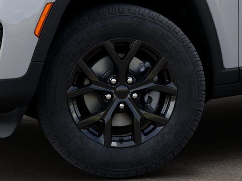 New 2025 Jeep Grand Cherokee Altitude image 8