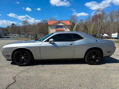 Used 2014 Dodge Challenger SXT RWD image 8