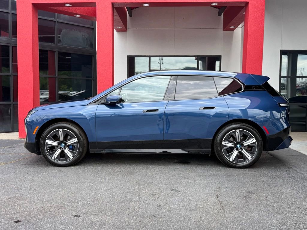 Used 2024 BMW iX xDrive50 w/ Sport Package AWD/4WD image 5