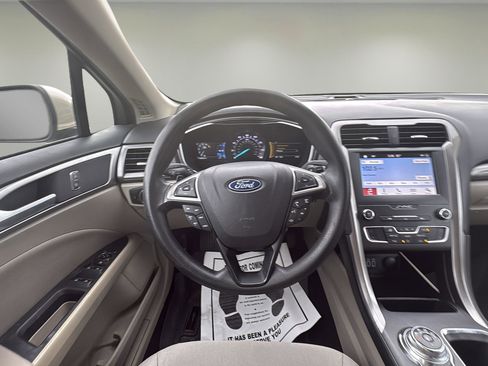 Used 2019 Ford Fusion SE image 11