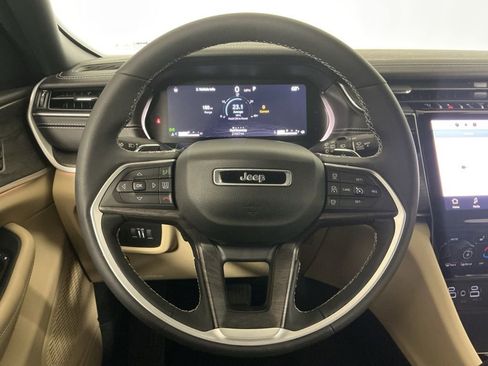 Used 2023 Jeep Grand Cherokee Limited w/ Luxury Tech Group II image 17