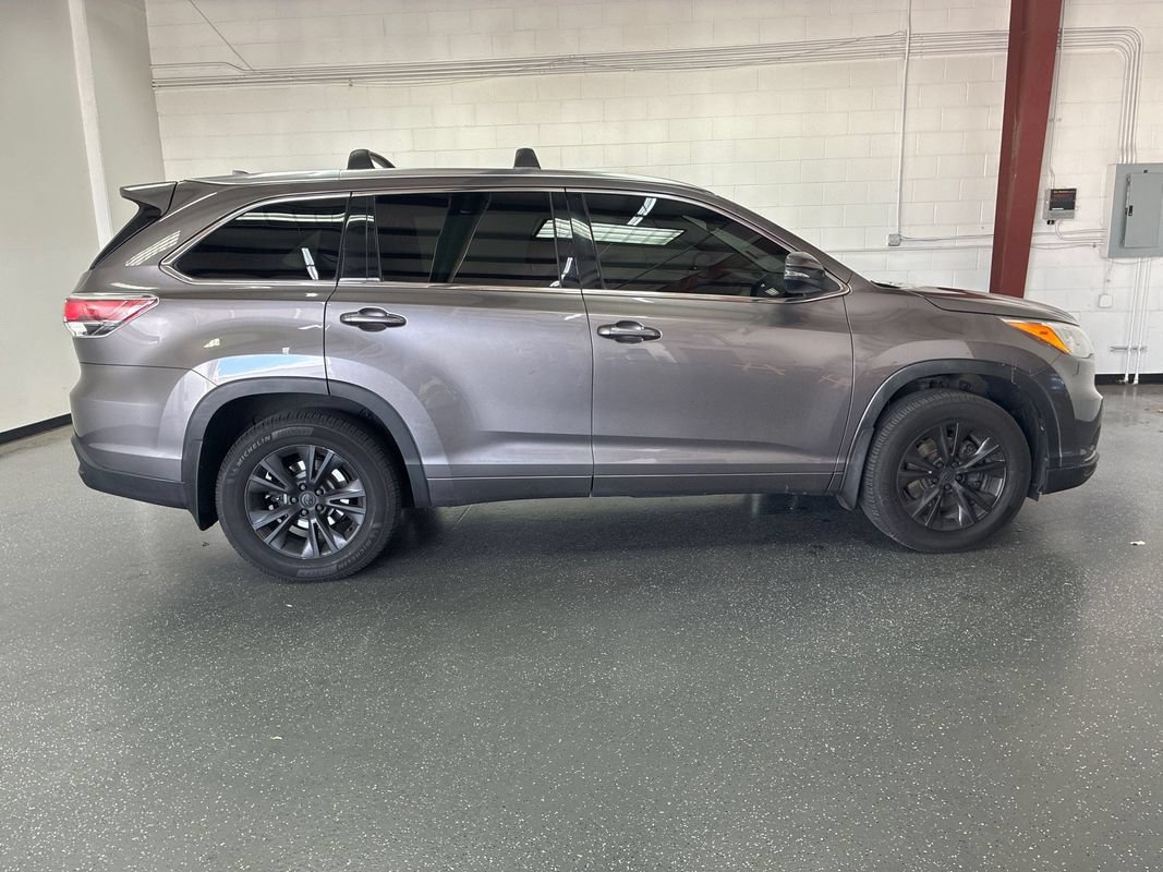 Used 2016 Toyota Highlander XLE AWD/4WD image 3