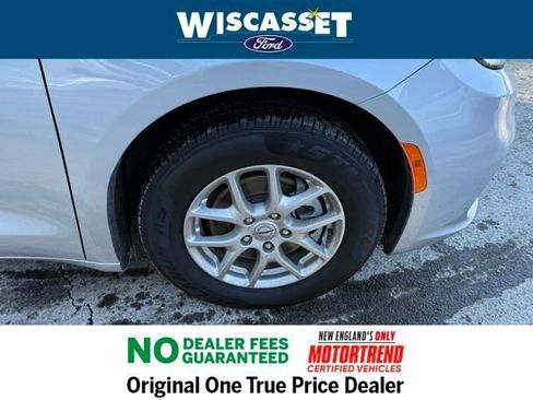 Used 2024 Chrysler Pacifica Touring-L FWD image 35
