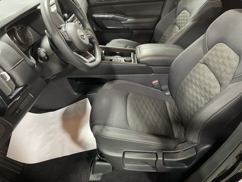 Used 2024 Nissan Pathfinder S image 9