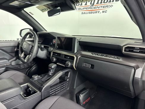 Used 2025 Toyota Tacoma TRD Sport image 40
