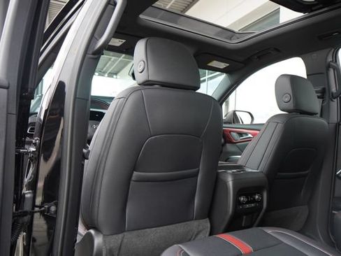 Used 2024 Chevrolet Traverse RS FWD image 27
