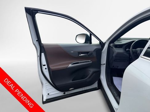 Used 2023 Toyota Venza XLE image 14