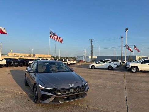 Used 2025 Hyundai Elantra SEL FWD image 3