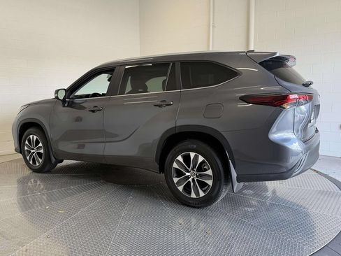 Used 2024 Toyota Highlander XLE AWD/4WD image 12