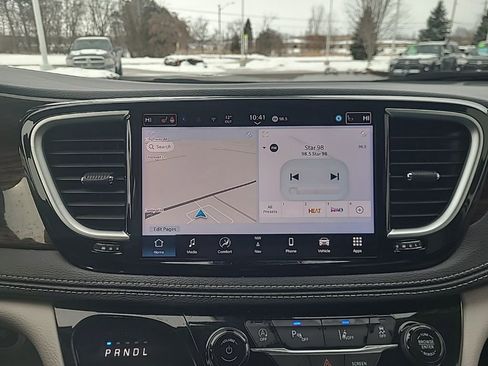 Used 2024 Chrysler Pacifica Limited image 21