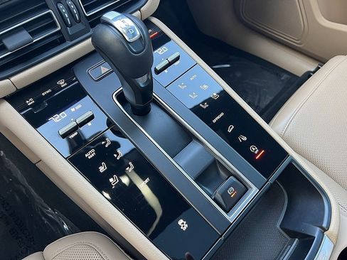 Used 2022 Porsche Macan image 18