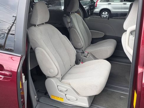 Used 2013 Toyota Sienna LE w/ Towing Pkg FWD image 13