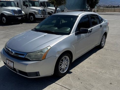 Used 2011 Ford Focus SE FWD image 1