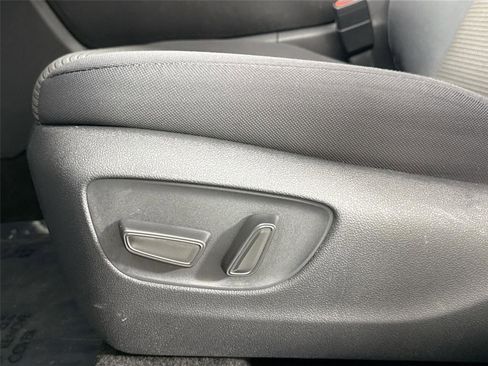 Used 2024 Toyota Highlander LE image 27