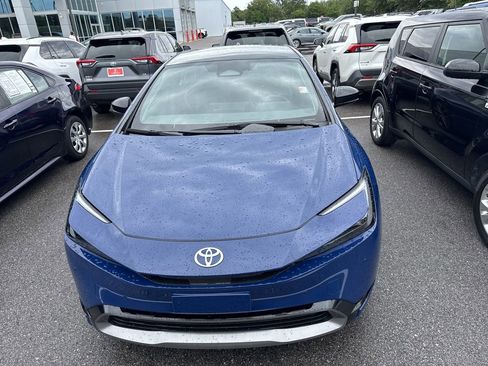 Used 2025 Toyota Prius XLE FWD image 2