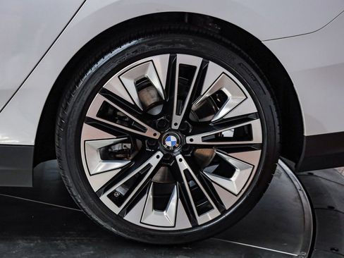 Used 2025 BMW 530i w/ Premium Package image 11