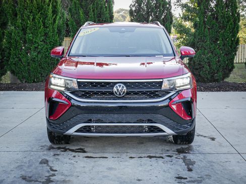 Used 2024 Volkswagen Taos SE w/ Panoramic Sunroof Package image 3