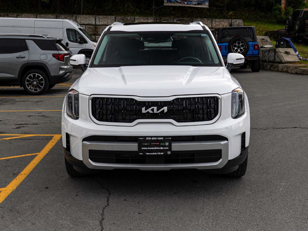 Used 2024 Kia Telluride EX w/ EX Captain's Chair Package AWD/4WD image 2