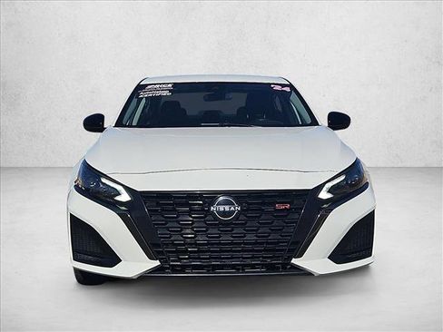 Used 2024 Nissan Altima 2.5 SR image 2