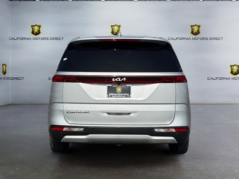 Used 2022 Kia Carnival LX image 4
