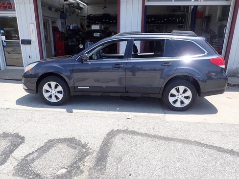 Used 2010 Subaru Outback 2.5i Premium image 18