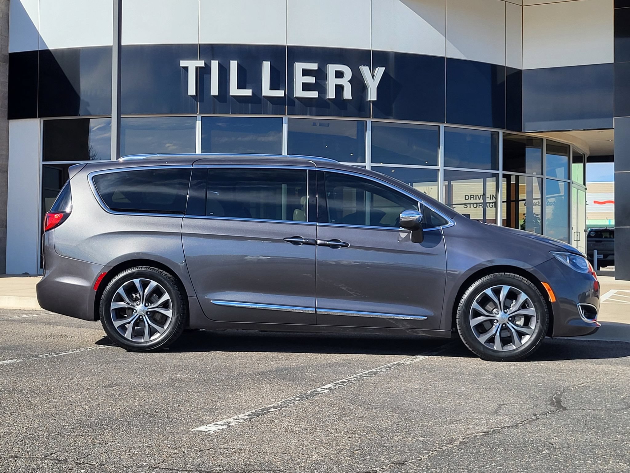 Used 2017 Chrysler Pacifica Limited w/ Tire & Wheel Group FWD image 1