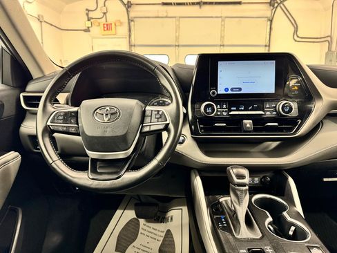 Used 2023 Toyota Highlander LE AWD/4WD image 25