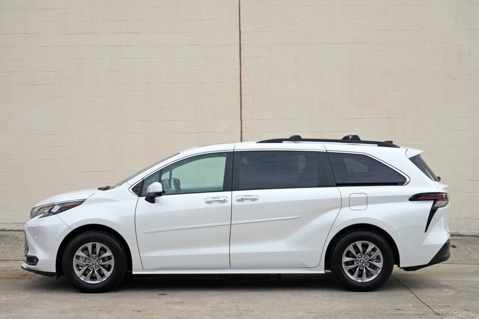 Used 2026 Toyota Sienna XLE FWD image 53